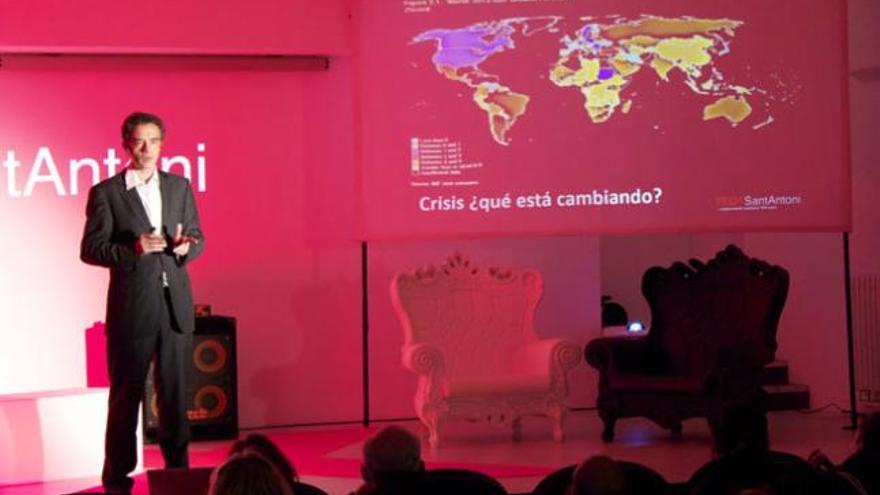 Guillermo Dorronsoro, decano de la Deusto Business School, en su conferencia en el TEDx, ayer en la biblioteca de Sant Antoni.