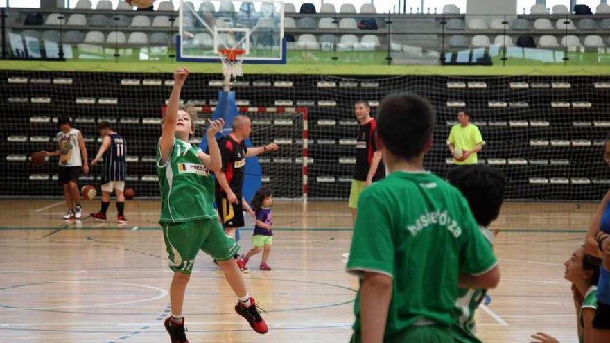 Imagen de una fiesta de fin de temporada organizada por el Basketdeza. // Bernabé