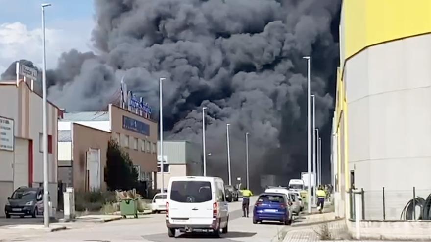 Incendio en una nave de embutidos del polígono de San Román de Bembibre