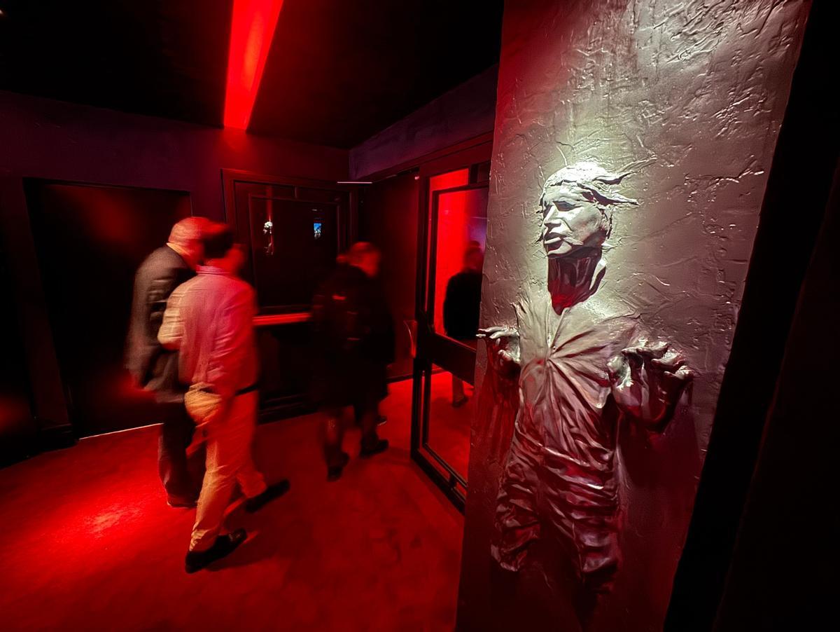 El pobre Han Solo, congelado en carbonita, en la antesala del Nexus Cocktail Lounge.