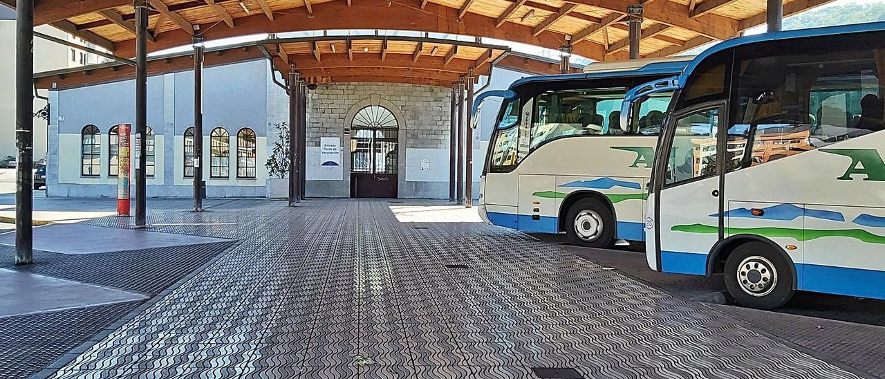 El edificio y las dársenas de la estación de autobuses de La Felguera. | E. P.