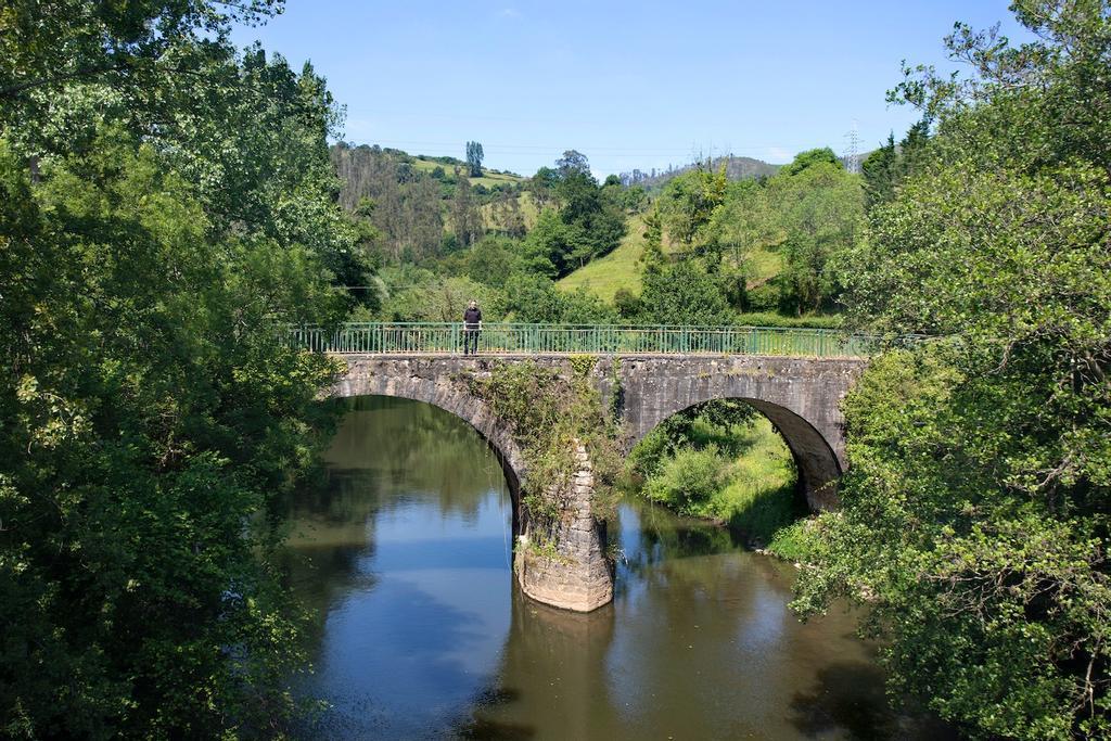 Puente de Gallegos sobre el río Nora, entre Oviedo y Las Regueras.