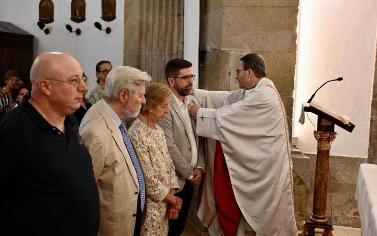 El delegado de la Xunta, entre los nuevos cofrades. | RAFA VÁZQUEZ