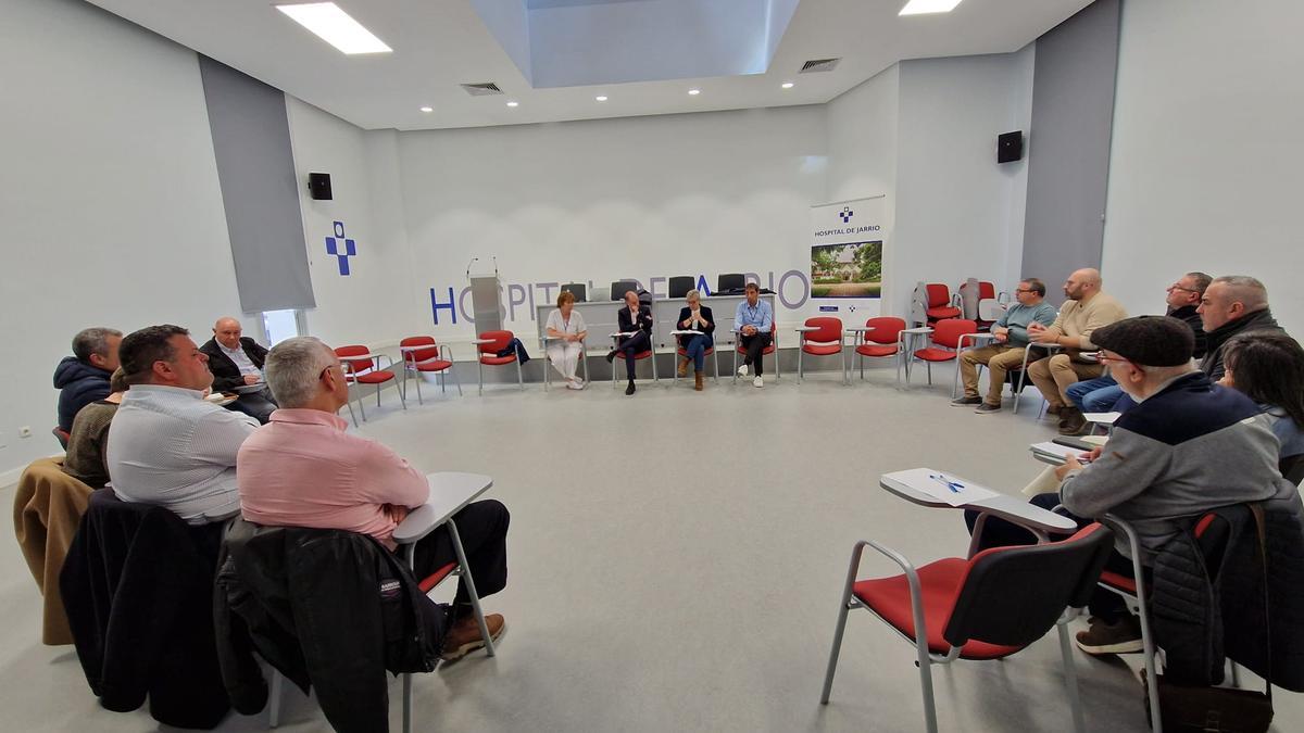 Un momento de la reunión con los alcaldes, celebrada en el hospital comarcal de Jarrio.