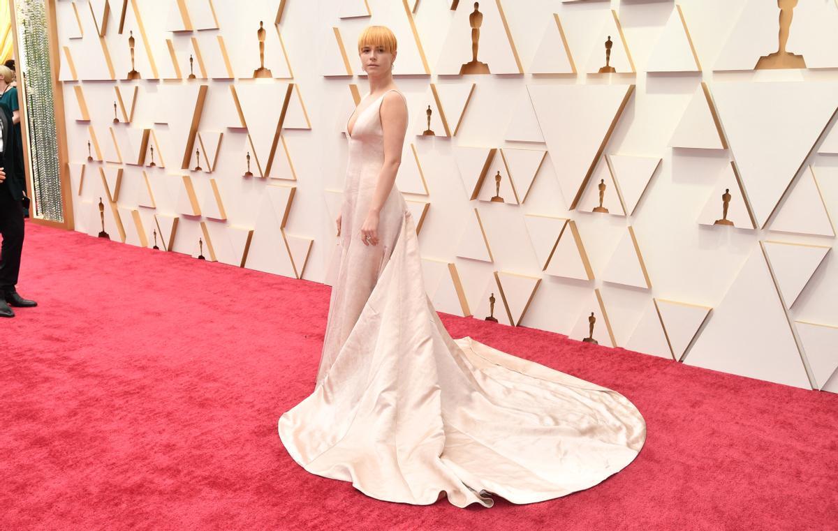 Jessie Buckley, en la alfombra roja de los Oscar 2022