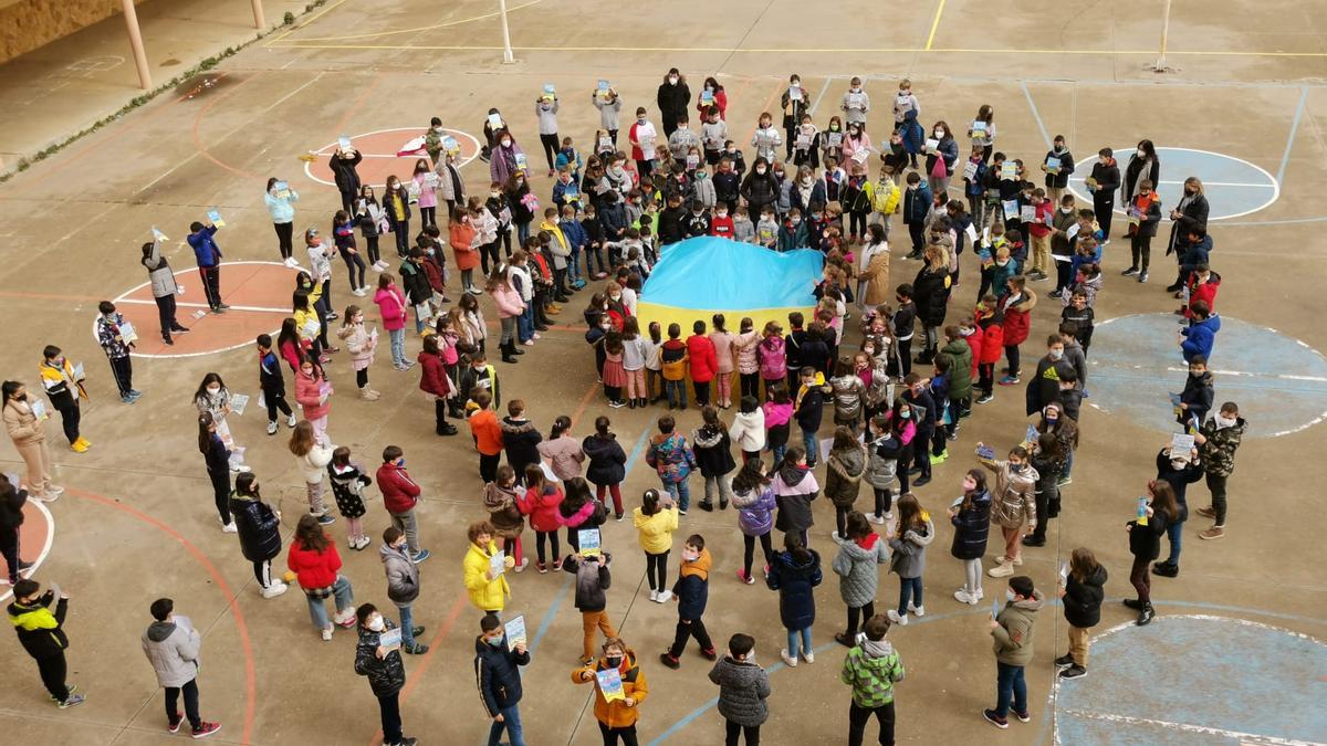 Minuto de silencio en el patio del colegio Virgen de la Vega de Benavente contra la guerra. / E. P.