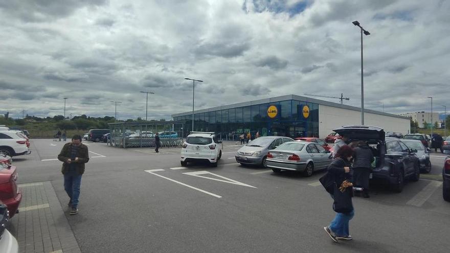 Siero da licencia para ampliar el aparcamiento del supermercado de la avenida del Peralón de Lugones, que tendrá 148 plazas