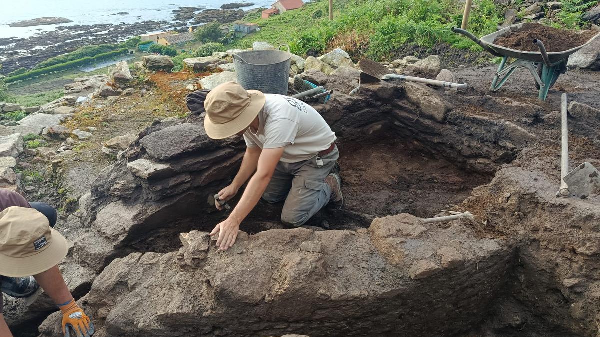 Investigadores del grupo GEAAT, en los yacimientos de la isla de Ons.