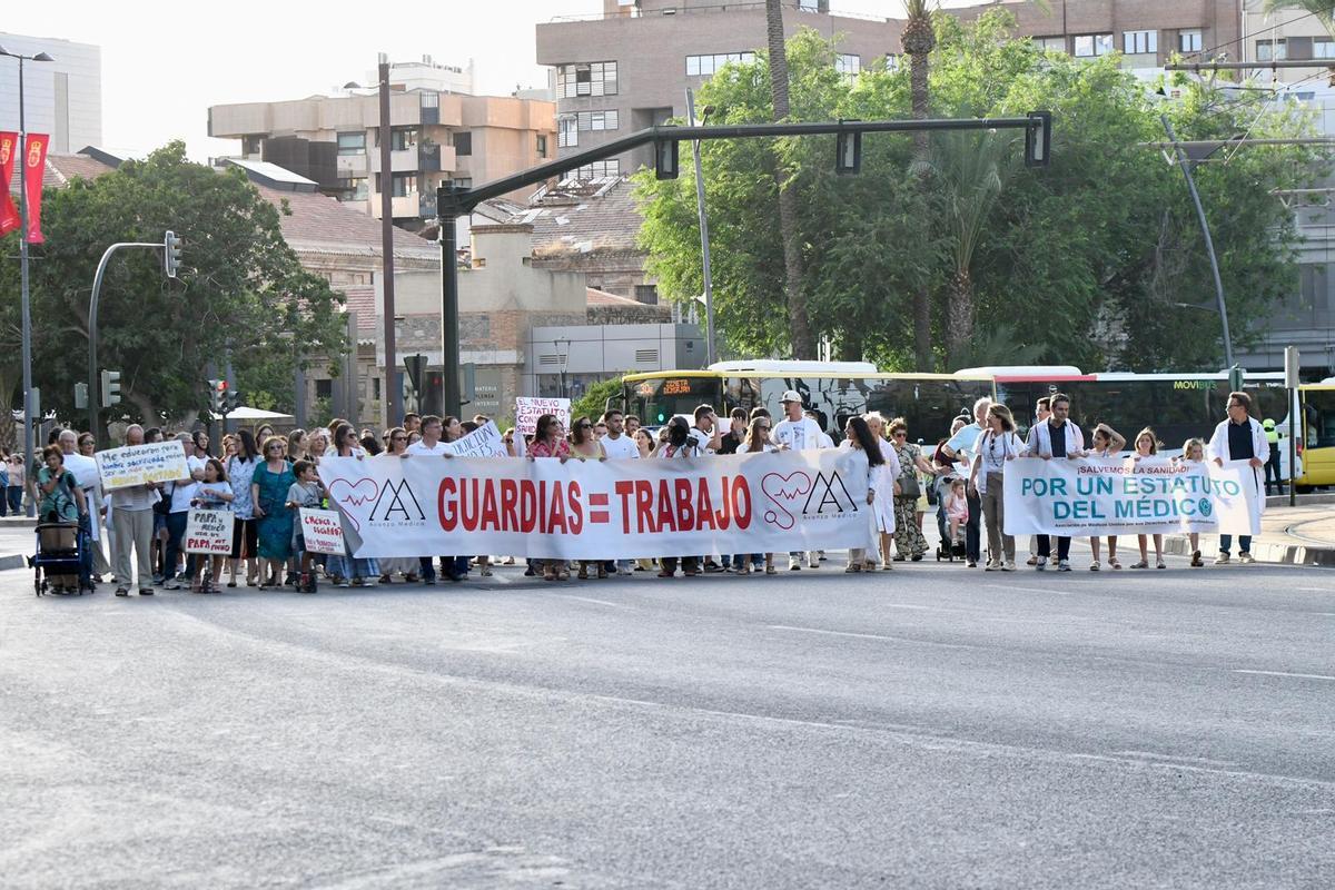 Manifestación de médicos en la Plaza Circular de Murcia este miércoles.