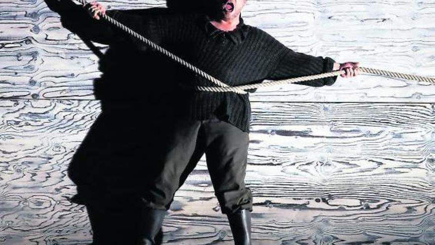 El tenor Stuart Skelton, en el papel de Peter Grimes, luchando contra la tormenta, en el Campoamor.