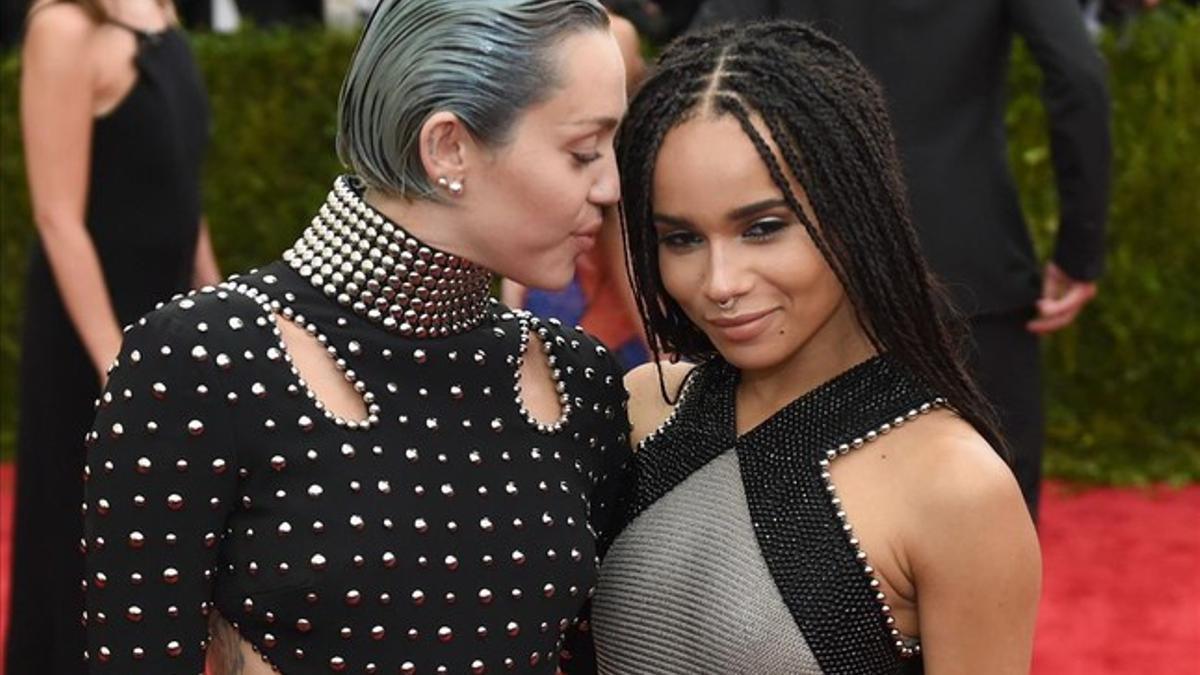 Miley Cyrus y Zoë Kravitz, hija de Lenny Kravitz, en la gala del Met de Nueva York, el lunes.