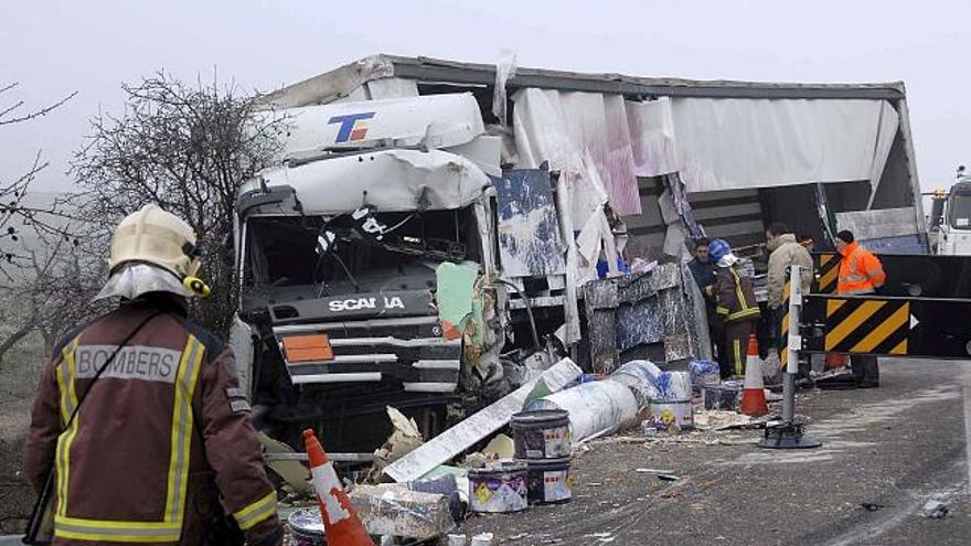 El accidente múltiple de la AP-2, en Castelldans (Lleida), en el que se han visto implicados por la intensa niebla cinco camiones, dos furgonetas y dos autocares, mantiene cerrada esta carretera desde hace algo más de cinco horas debido a la difícil tarea a la que se enfrentan los bomberos para retirar los vehículos.