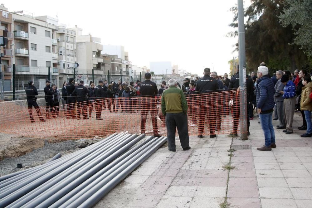 Una nueva zanja en las obras del AVE vuelve a reunir a los vecinos en las vías