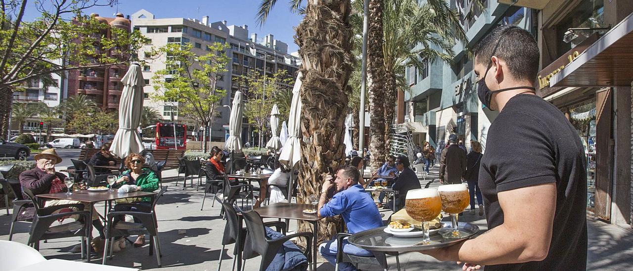 El Consell se plantea permitir que bares y restaurantes puedan permanecer más tiempo abiertos. | PILAR CORTÉS