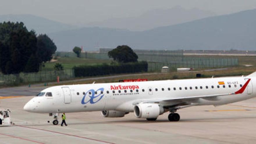 Avión de la compañía &#039;Air Europa&#039; en la pista del aeropuerto de Peinador.