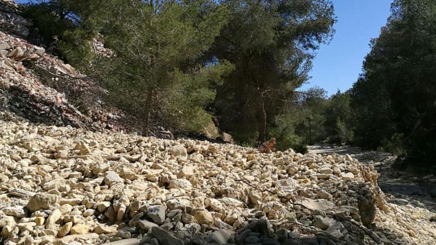 Un vertedero de escombros tapona parte del cauce del Río Seco en Pilar de la Horadada