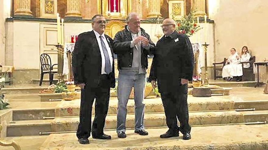 Joan Payeras, en el centro, recibió con emoción la distinción de la Obreria de Sant Antoni.