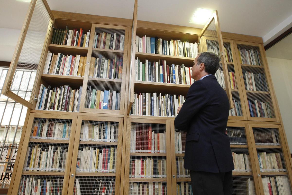Parte de la biblioteca del creador que custodia el Centro Espaliú de Córdoba