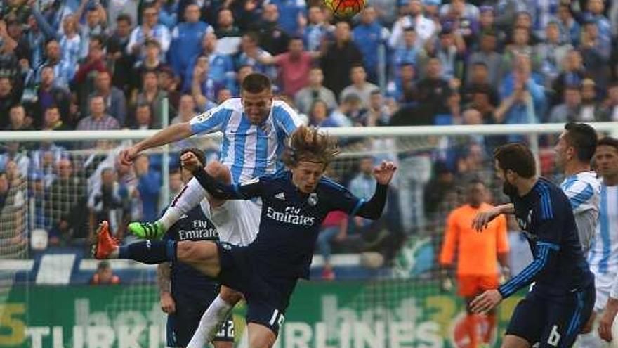 Camacho le gana un balón aéreo a Modric.