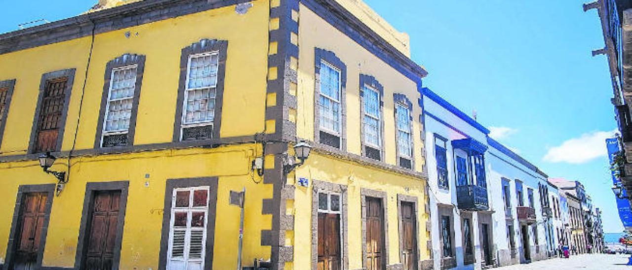 Casas de la calle de Los Balcones de la capital.