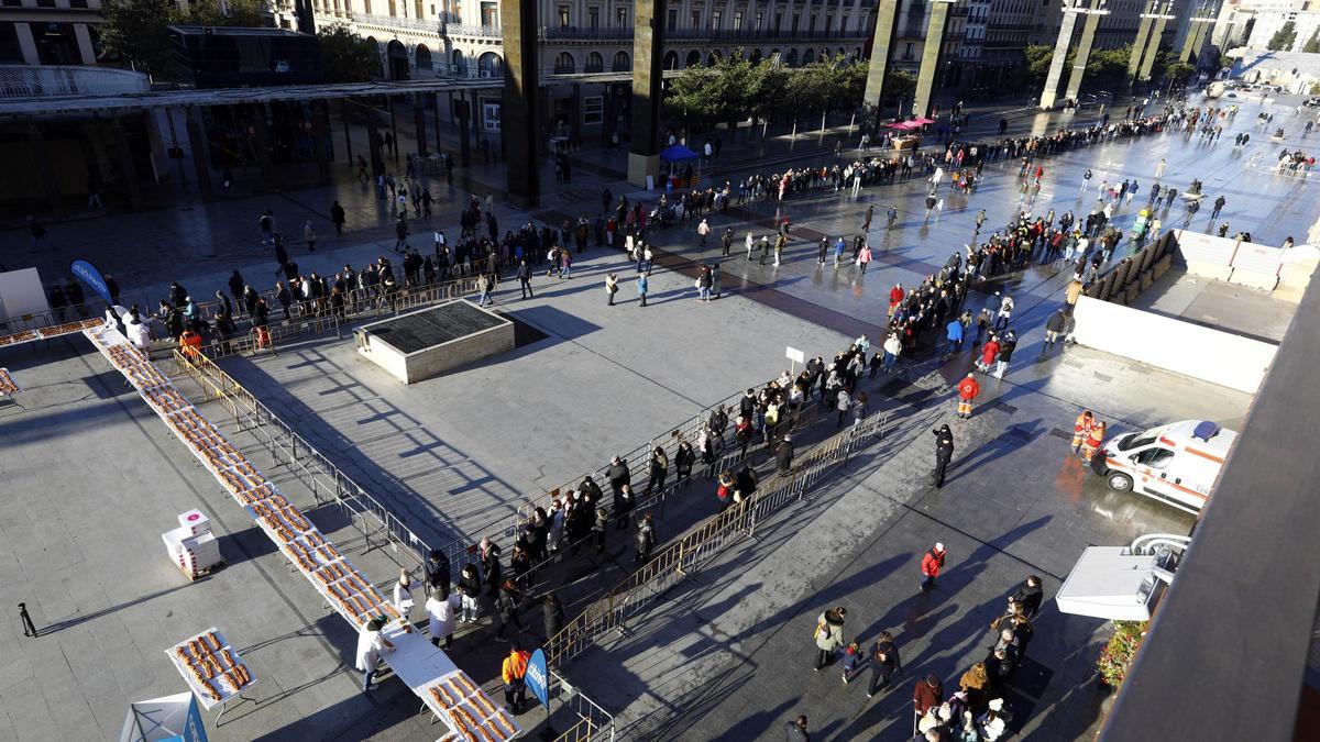 Filas en la plaza del Pilar el año pasado por el día de San Valero en el reparto del roscón que organiza EL PERIÓDICO DE ARAGÓN.