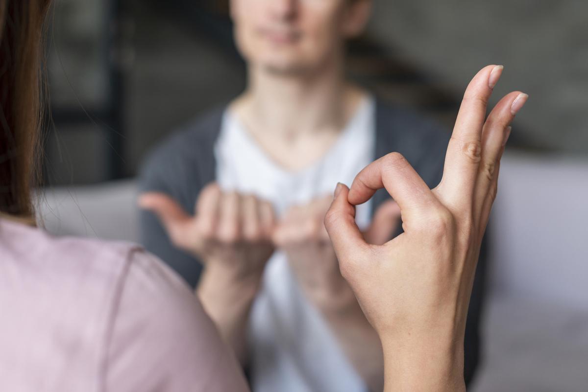 Personas comunicándose mediante lengua de signos.