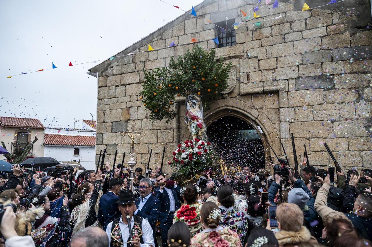 Salida de San Sebastián en procesión.