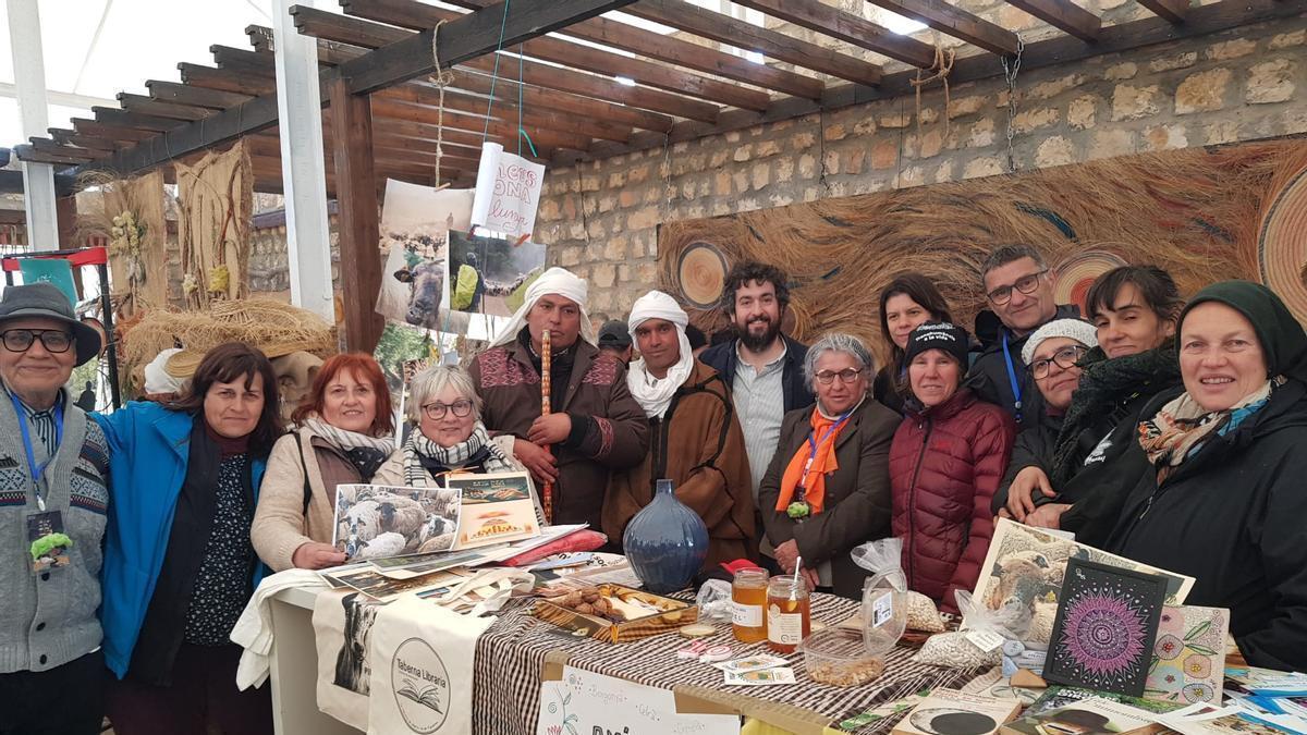 Alguns membres de la delegació gironina amb musics de Semmana i amb el Cònsol d'Espanya Rafael Rodríguez