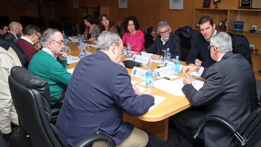 Asistentes a la reunión del Consello Reitor de la Agasp, esta mañana, en A Estrada. // Bernabé / Juan Carlos Asorey