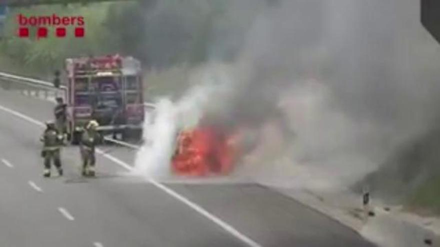 Un incendi en un cotxe obliga a tallar parcialment l'autopista AP-7 a Pontós