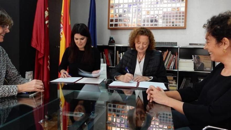 Miriam Guardiola y Rosina Gómez-Baeza, en la firma del convenio.