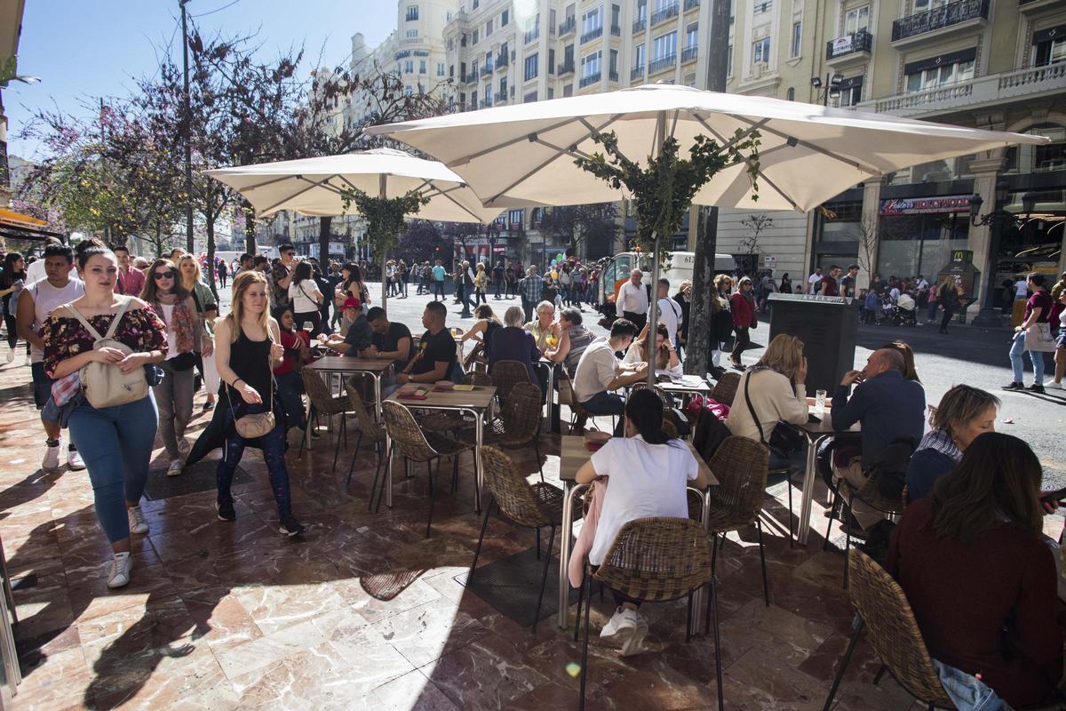 Las contrataciones por Fallas no han evitado que el empleo cayera en el primer trimestre
