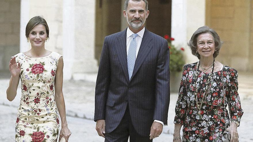 Felipe VI, doña Letizia y doña Sofía a su llegada.