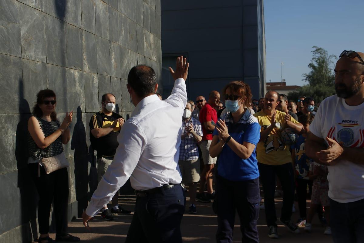 El policía condenado saluda a los compañeros que se concentraron para mostrarle su apoyo antes del inicio del juicio, en julio de 2022.