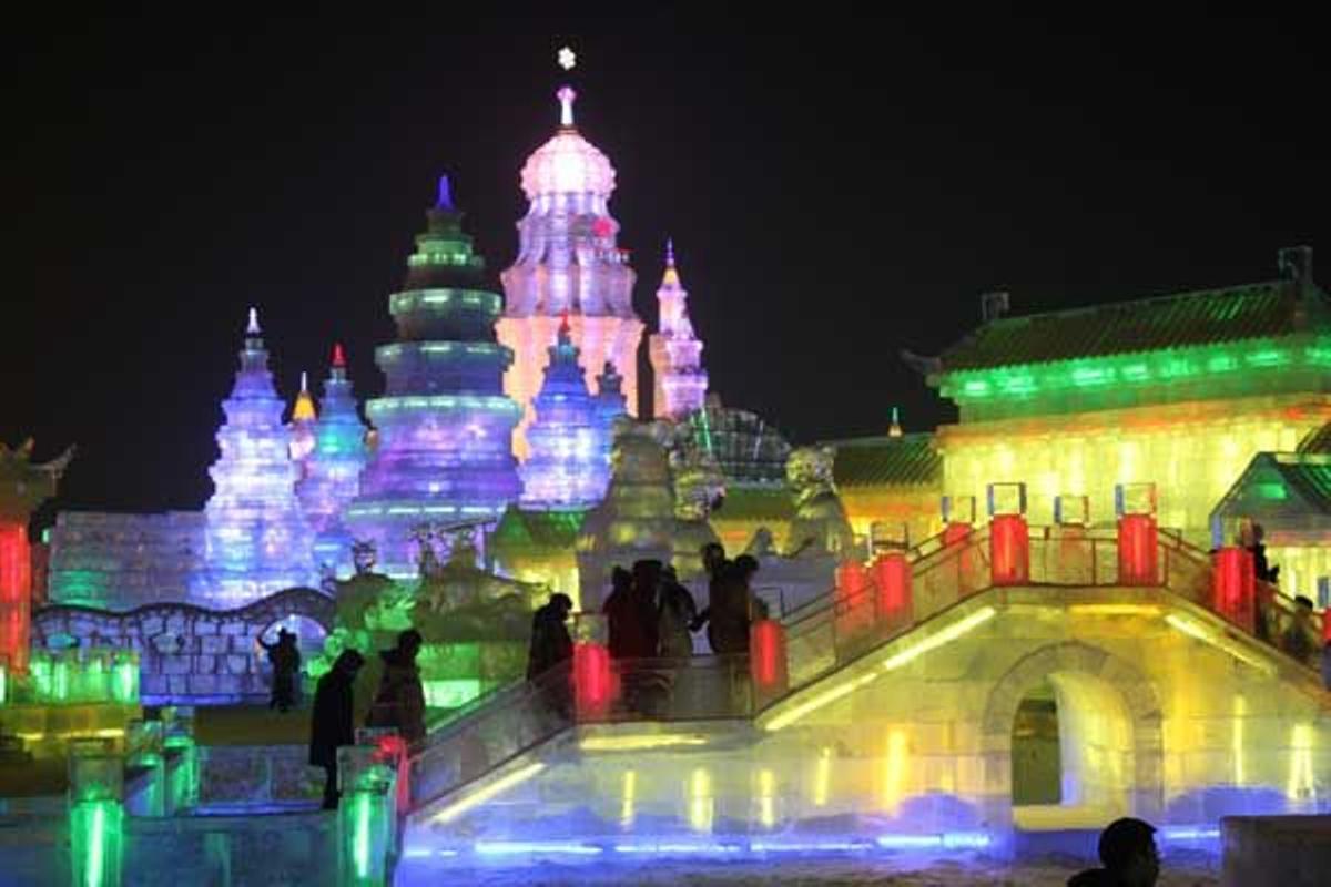 Las esculturas de hielo se iluminan por la noche en el Festival de Esculturas de Nieve y Hielo de Harbin