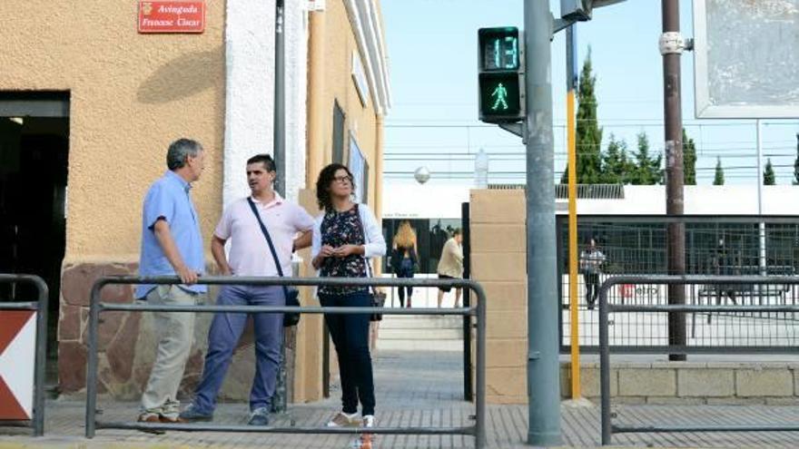 La alcaldesa y el edil de Movilidad, junto a uno de los semáforos.