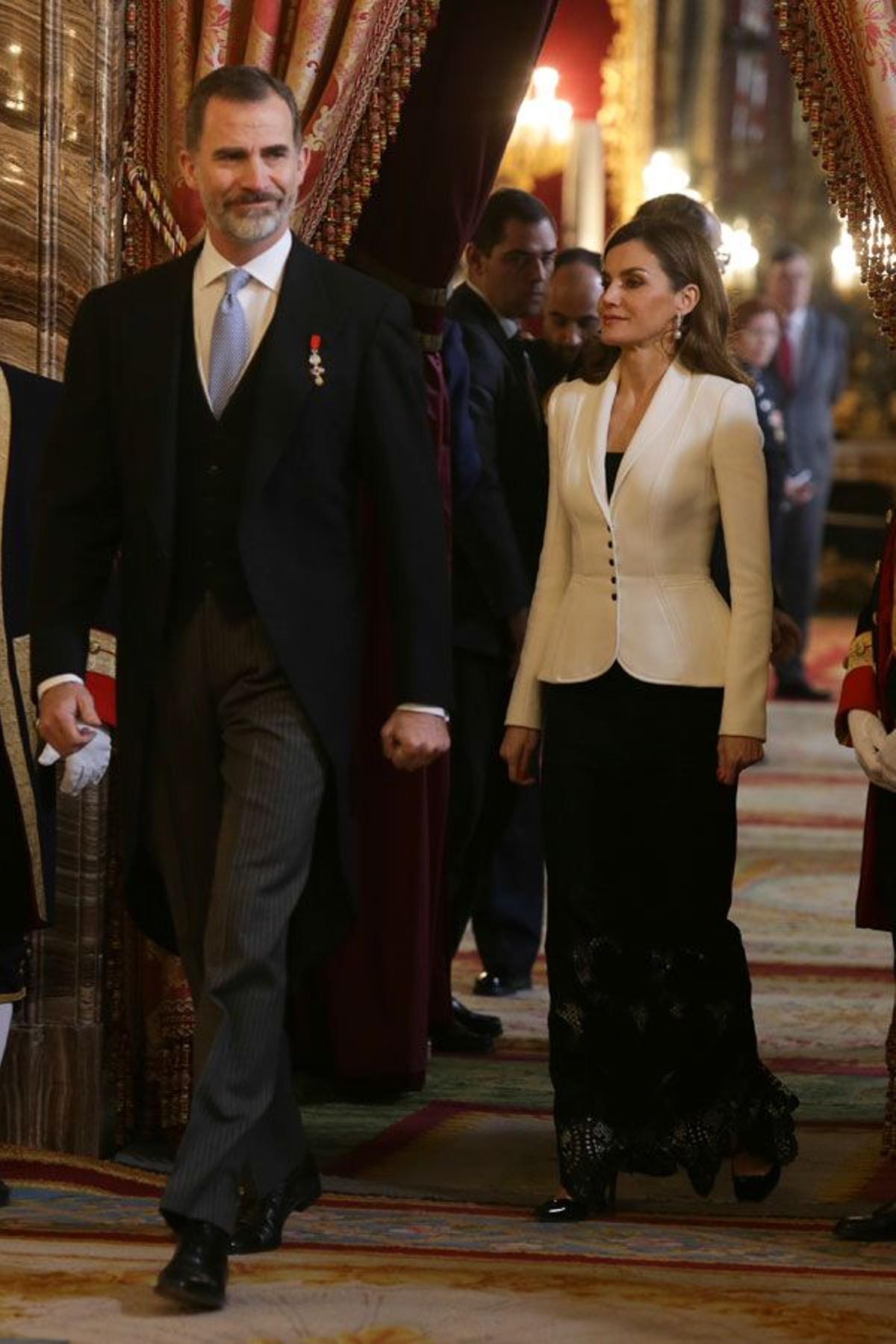 Letizia Ortiz junto a Felipe VI con vestido negro de Felipe Varela y chaqueta blanca