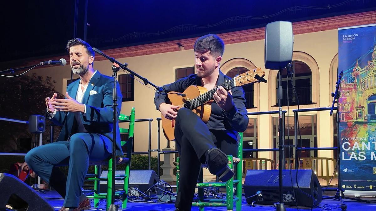 'El Perrito' acompañado a la guitarra por el murciano Pablo Barrionuevo