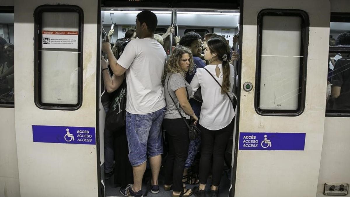 Usuarios del metro de Barcelona.