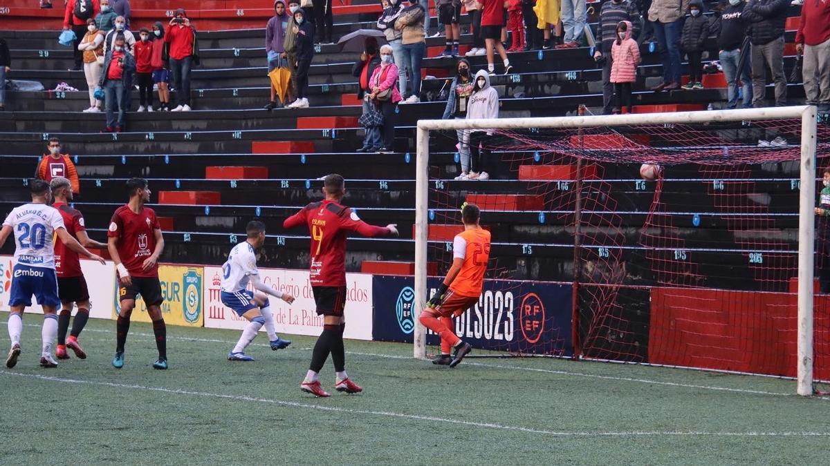El Real Zaragoza jugó la primera eliminatoria el curso pasado ante el Mensajero en La Palma. En la imagen, el gol de Clemente que decidió el choque.
