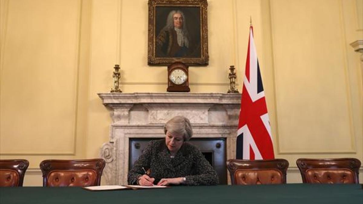 THERESA MAY FIRMA LA CARTA PARA LA UE Y ARRANCA EL 'BREXIT'_MEDIA_2