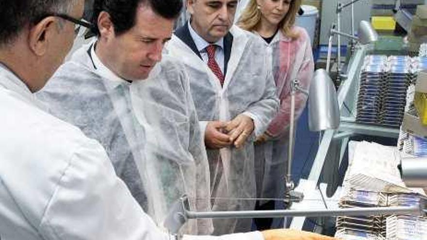 José Císcar visita Laboratorios Quinton y alaba el uso de agua del mar como materia prima