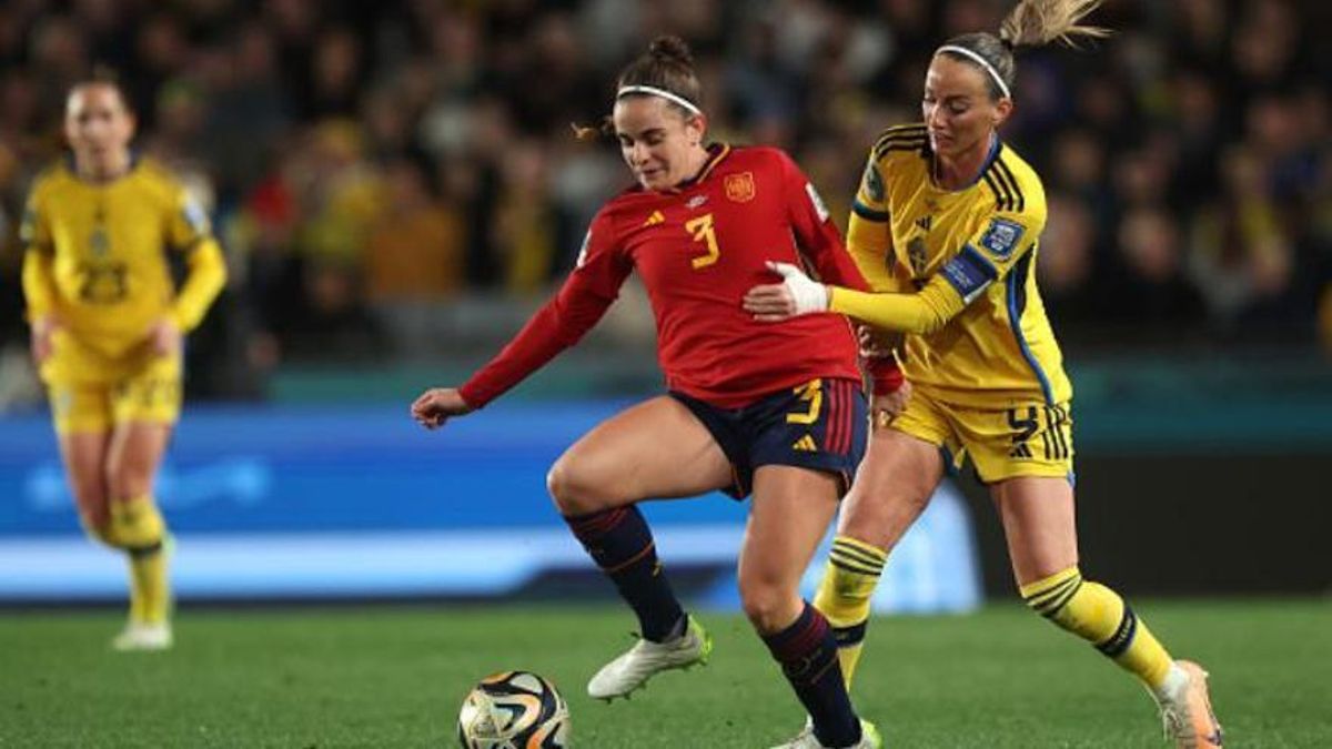 Tere Abelleira pugna con una rival en el partido ante Suecia.