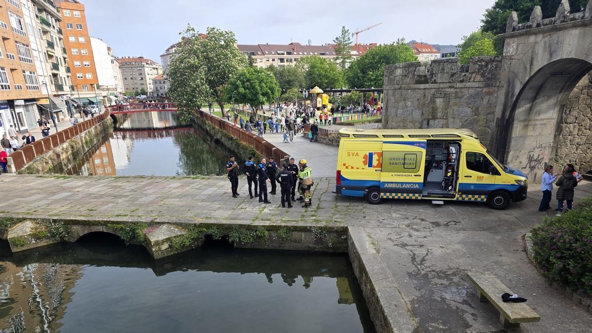 Amplio operativo de rescate en Vilagarcía para rescatar a una mujer en el río O Con.