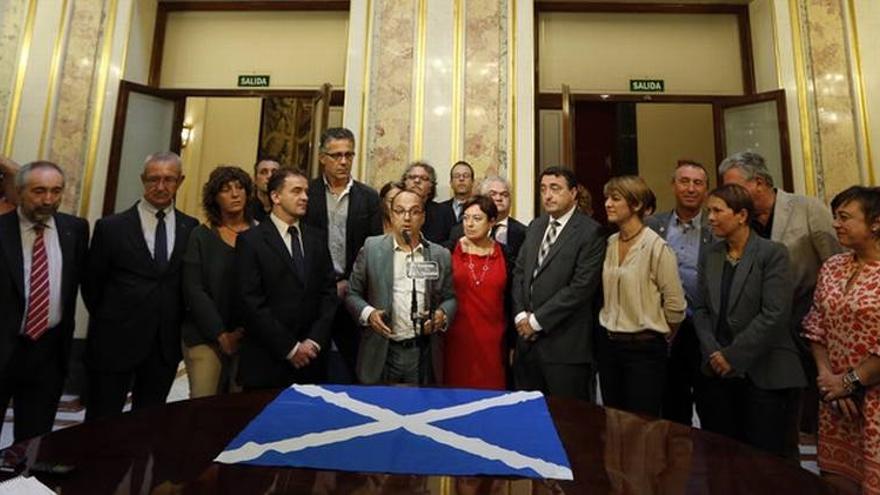 Nacionalistas y grupos minoritarios escenifican en el Congreso el apoyo a Escocia