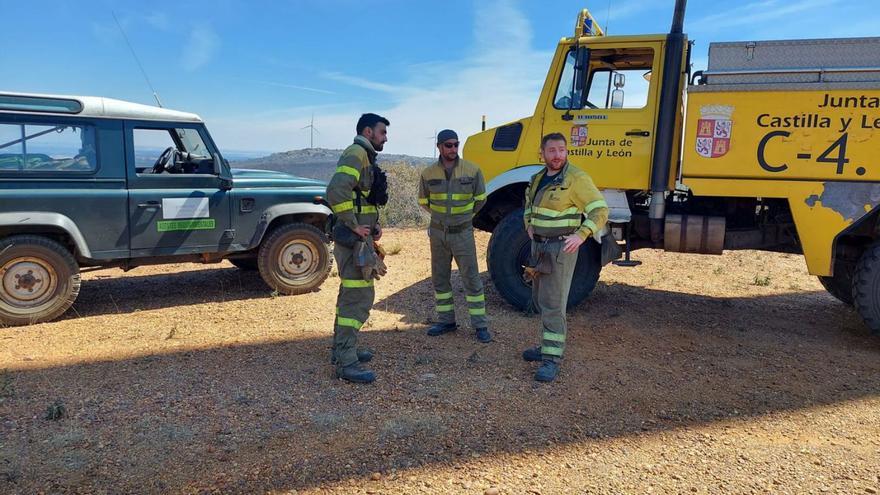 Trabajadores del operativo de la Junta realizando ayer labores de vigilancia del incendio de Losacio. | LOZ