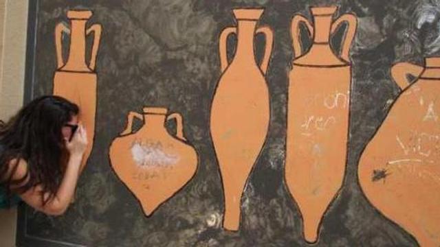 El cristal de metacrilato pintado dificulta que los restos romanos puedan ser vistos.