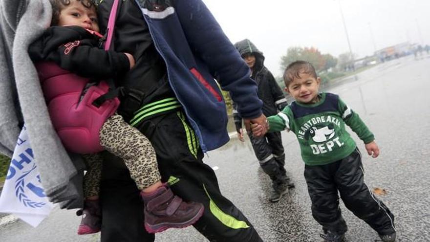 El frío y la lluvia castigan a miles de refugiados en la frontera de Serbia y Croacia