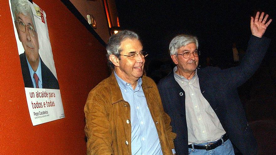 Pepe Cacabelos (a la derecha) cuando, a principios de siglo, abanderaba al PSOE grovense. A la izquierda, el expresidente de la Xunta, Emilio Pérez Touriño.