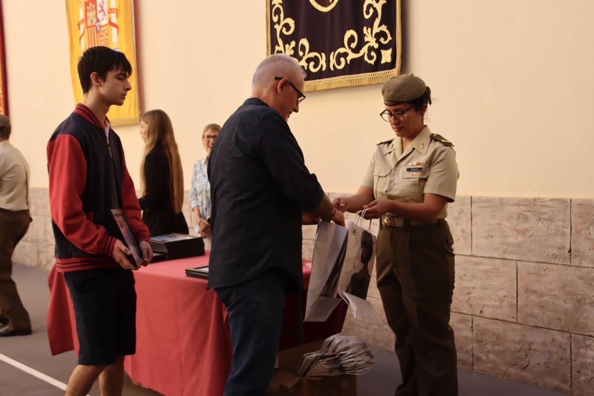 Acto de entrega de diplomas a los tres estudiantes de Secundaria finalistas de la edición valenciana de la 13º concurso Carta a un militar español, con izado de bandera en la Delegación de Defensa y visita guiada al Museo Histórico Militar de València.